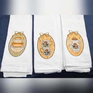 Elegant White Kitchen Towel Set with Nostalgic Designs